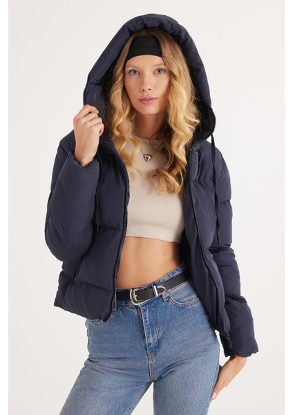 Kadın Regular Fit Klasik Kesim Kapüşonlu Şişme Lacivert Mont