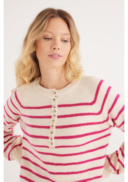 Kadın Regular Fit Klasik Kesim Düğmeli Yaka fuşya Çizgili Kazak