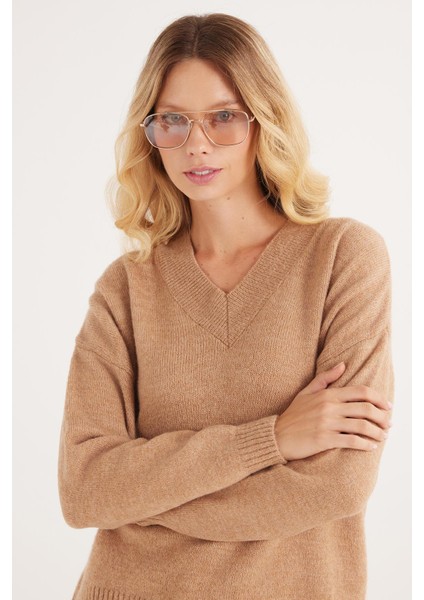 Kadın Slim Fit Dar Kesim V Yaka camel Kazak