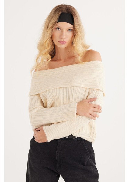 Kadın Regular Fit Klasik Kesim Uzun Kollu Omzu Açık Krem Rengi Kazak