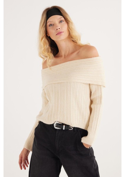 Kadın Regular Fit Klasik Kesim Uzun Kollu Omzu Açık Krem Rengi Kazak fırsatları