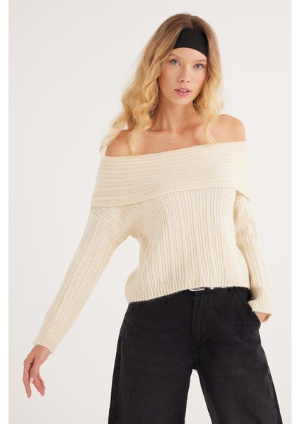 Kadın Regular Fit Klasik Kesim Uzun Kollu Omzu Açık Krem Rengi Kazak indirimleri