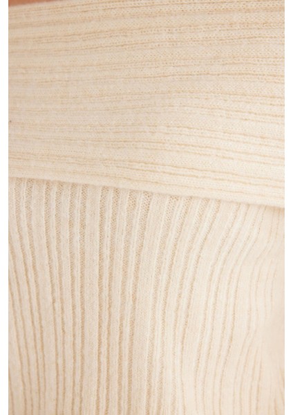 Kadın Regular Fit Klasik Kesim Uzun Kollu Omzu Açık Krem Rengi Kazak