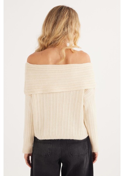 Kadın Regular Fit Klasik Kesim Uzun Kollu Omzu Açık Krem Rengi Kazak