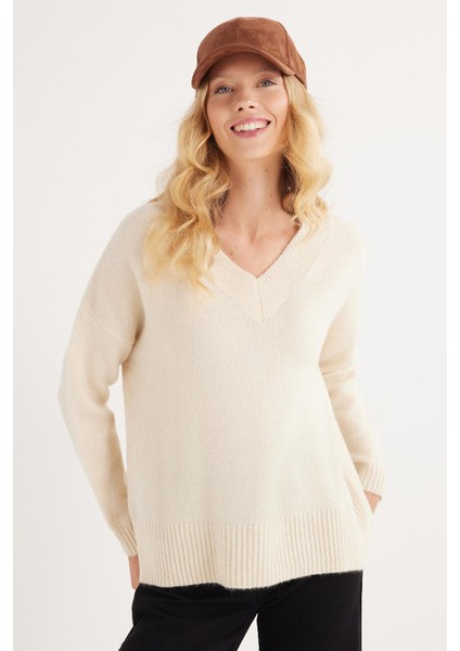 Kadın Slim Fit Dar Kesim V Yaka bej Kazak