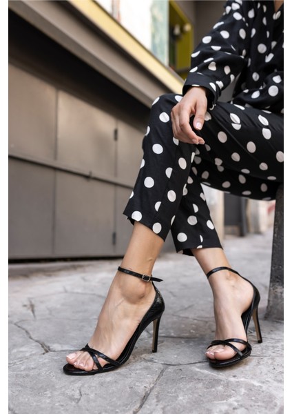 Klıps Kadin Siyah Bantli Topuklu Sandalet