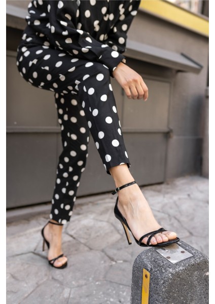 Klıps Kadin Siyah Bantli Topuklu Sandalet fırsatları