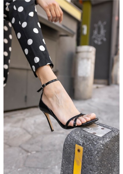 Klıps Kadin Siyah Bantli Topuklu Sandalet indirimleri