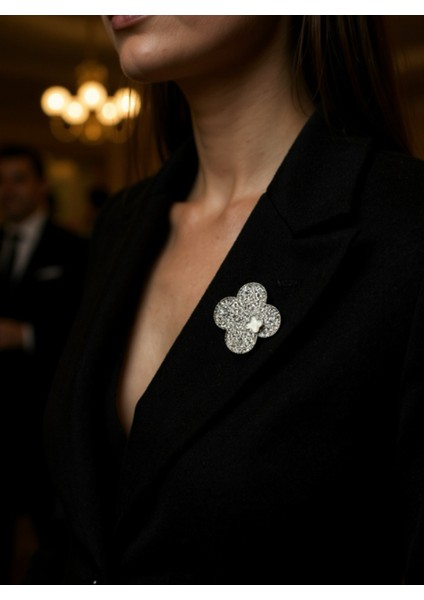 Yonca Model Taşlı Broş Luxury Sparkle Collection