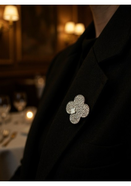 Yonca Model Taşlı Broş Luxury Sparkle Collection fiyatları