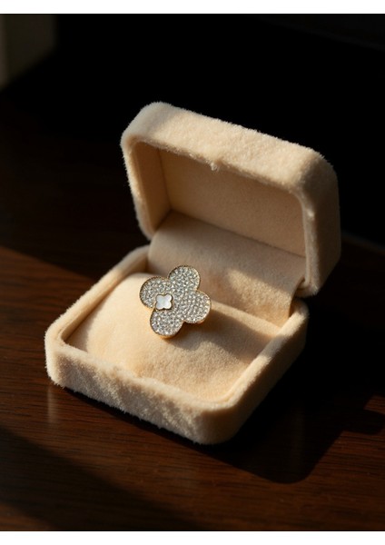 Yonca Model Taşlı Broş Luxury Sparkle Collection fiyatları