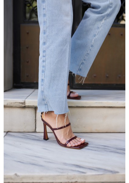 Cordeli Kadin Si̇yah Rugan Tek Bant Topuklu Sandalet fiyatları