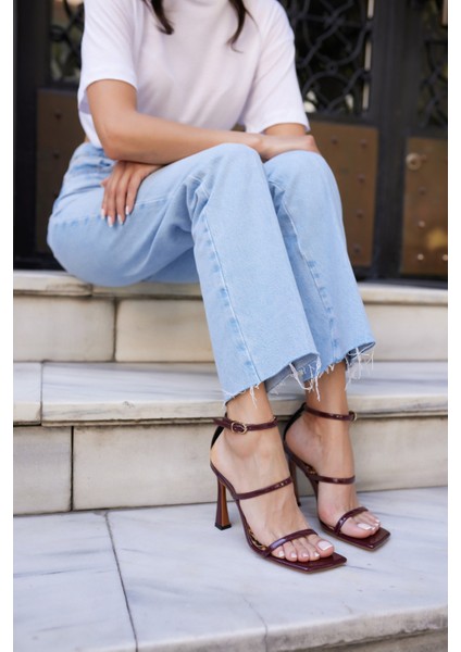 Cordeli Kadin Si̇yah Rugan Tek Bant Topuklu Sandalet fırsatları