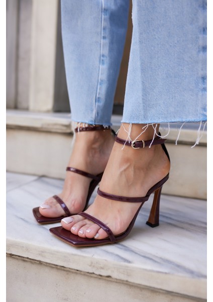 Cordeli Kadin Si̇yah Rugan Tek Bant Topuklu Sandalet