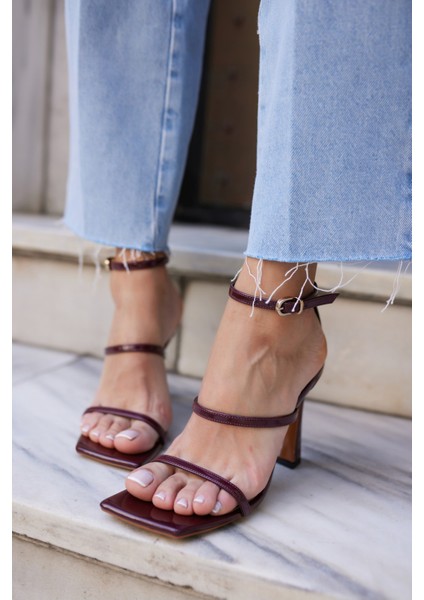 Cordeli Kadin Si̇yah Rugan Tek Bant Topuklu Sandalet