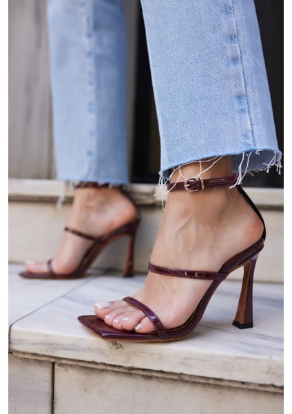 Cordeli Kadin Si̇yah Rugan Tek Bant Topuklu Sandalet