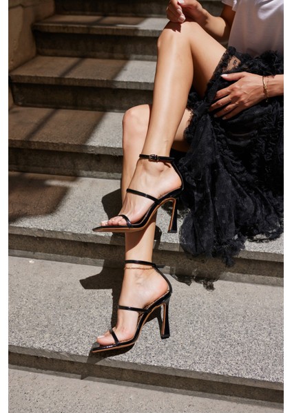 Cordeli Kadin Si̇yah Rugan Tek Bant Topuklu Sandalet indirimleri