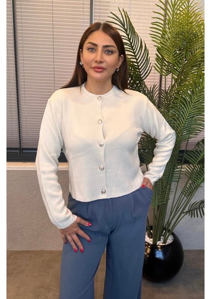 Ekru Gümüş Düğmeli Hırka