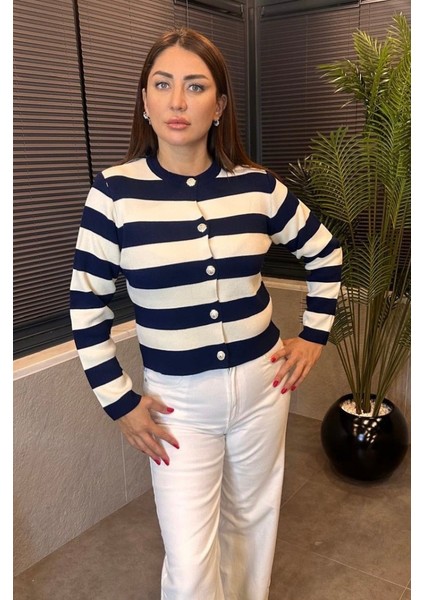 Çizgi Detaylı Gümüş Düğmeli Lacivert Hırka