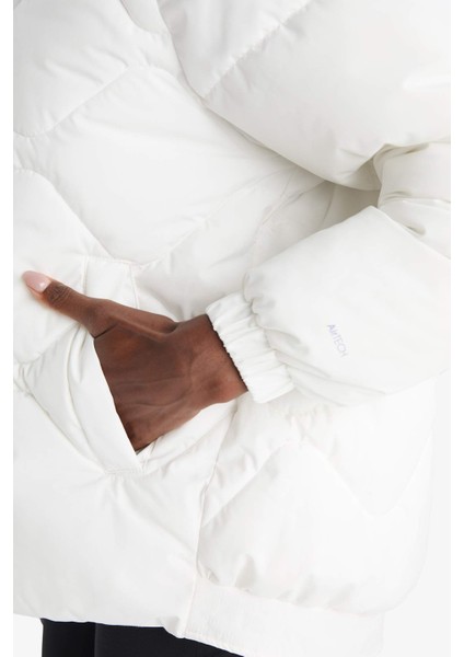 Fit Su İtici Oversize Fit Geniş Kalıp Kapüşonlu Fermuarlı Cepli Şişme Mont E9260AX25AU indirimleri