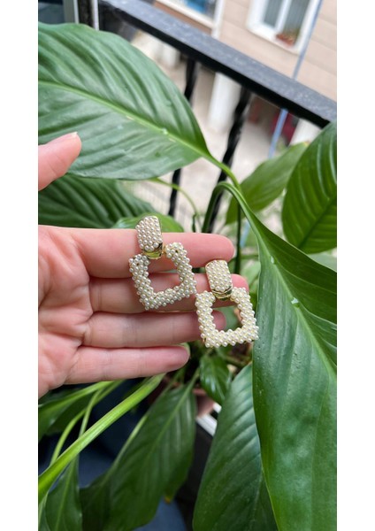 Zarafetin Işıltısı: Inci Detaylı Çelik Küpe