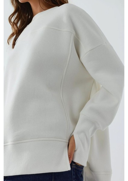 Kadın Ön Yırtmaçlı Yuvarlak Yaka Büyük Boy Sweatshirt Beyaz Beyaz fiyatları