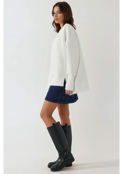 Kadın Ön Yırtmaçlı Yuvarlak Yaka Büyük Boy Sweatshirt Beyaz Beyaz indirimleri