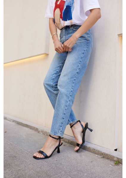 Renata Kadın Siyah Tek Bant Bilekten Baglama Topuklu Sandalet