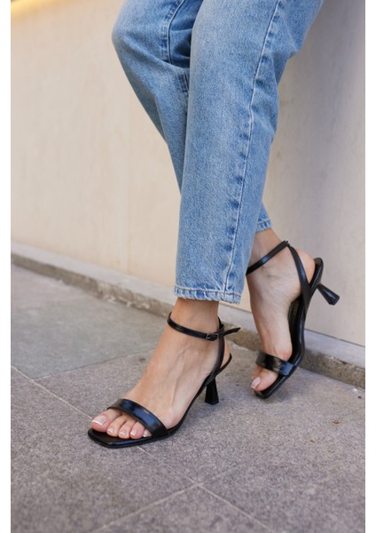 Renata Kadın Siyah Tek Bant Bilekten Baglama Topuklu Sandalet fırsatları