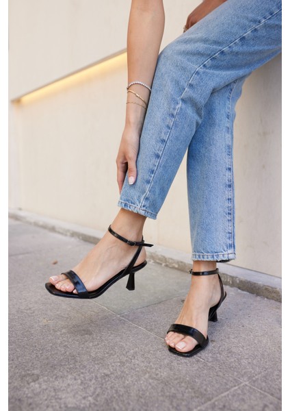 Renata Kadın Siyah Tek Bant Bilekten Baglama Topuklu Sandalet indirimleri