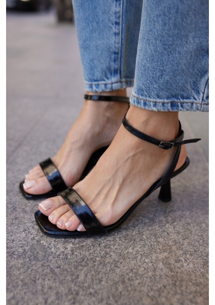 Renata Kadın Siyah Tek Bant Bilekten Baglama Topuklu Sandalet