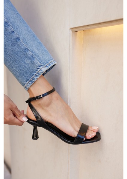 Renata Kadın Siyah Tek Bant Bilekten Baglama Topuklu Sandalet