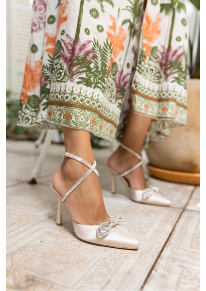 Foden Kadın Bej Saten Fiyonk Taşli Abiye Sandalet