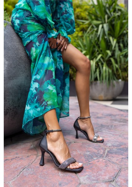 Tokyo Kadın Siyah Taş Detay Topuklu Sandalet fiyatları