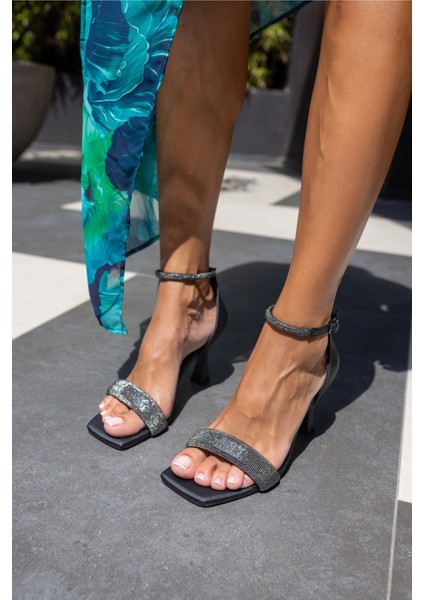 Tokyo Kadın Siyah Taş Detay Topuklu Sandalet