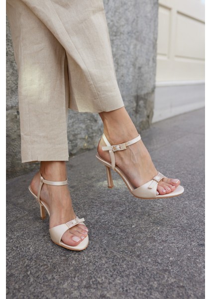 Adeos Kadın Bej Saten Topuklu Abiye Sandalet fırsatları