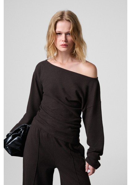 NIVEAS Kadın Yumuşak Ve Esnek Kumaşlı Kayık Yakalı Yanı Büzgülü Koyu Kahverengi Sweatshirt