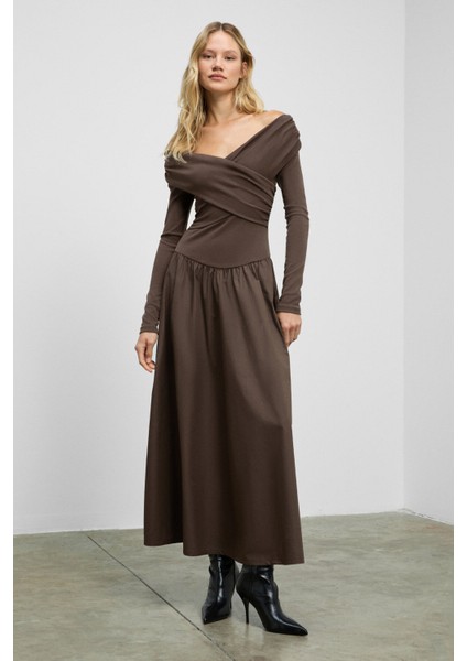 FRUENDO Kadın Asimetrik Yakalı Üstü Esnek Kumaşlı Eteği Poplin Uzun Kahverengi Elbise