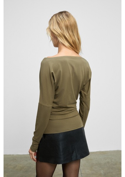 RALIVEA Kadın Kayık Yakalı Vücuda Oturan Esnek Kumaşlı Haki Bluz