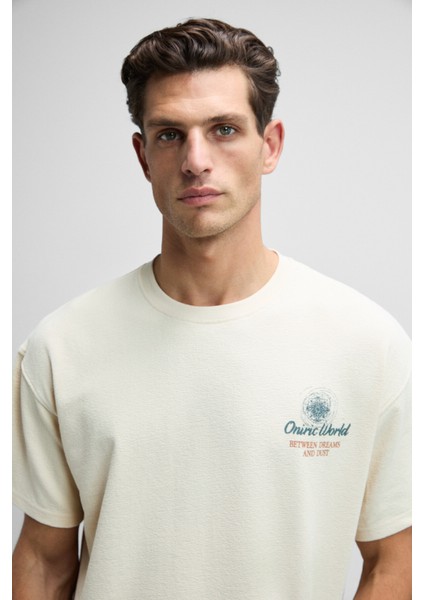 ONIRIC Erkek Göğsü Ve Sırtı Baskılı %100 Organik Pamuk Oversize Fit Bisiklet Yaka Krem T-Shirt fırsatları