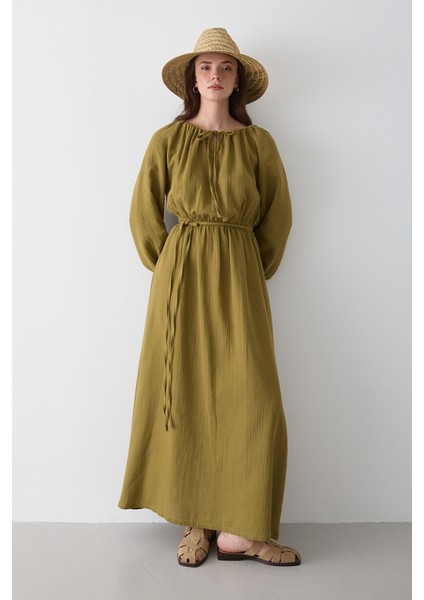 Haki Bağlama Detaylı Müslin Elbise