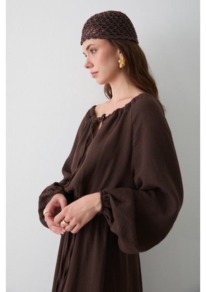 Kahverengi Bağlama Detaylı Müslin Elbise