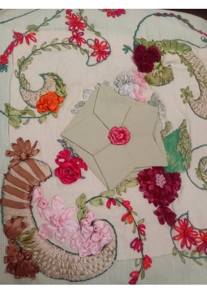 El Işi Çeşidinde Tek Kırlent Kılıfı-Su Yeşili Fabric Origami ve Kurdele Nakışı Kırlent