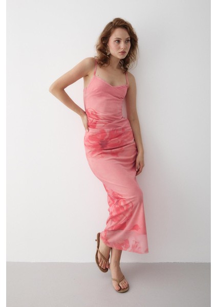 Pembe Yan Drapeli Çiçek Desenli Elbise