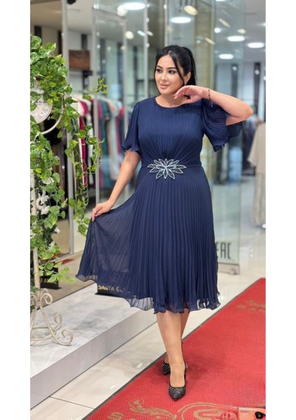 Büyük Beden Pileli Şifon Abiye Elbise – Volan Kol, Midi Boy, Broş Detaylı