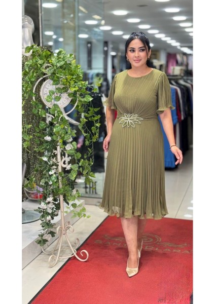 Büyük Beden Pileli Şifon Abiye Elbise – Volan Kol, Midi Boy, Broş Detaylı