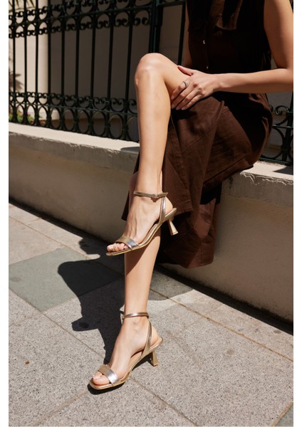 Renata Kadın Siyah Tek Bant Bilekten Baglama Topuklu Sandalet indirimleri