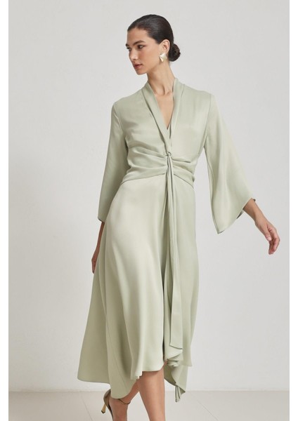 Nil Yeşili V Yaka Bel ve Kol Detaylı Midi Boy Elbise fırsatları