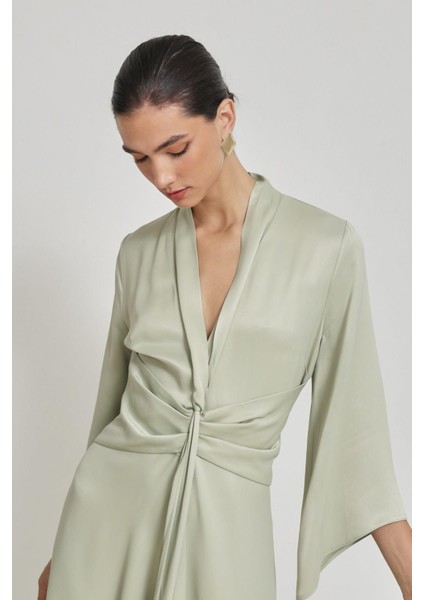 Nil Yeşili V Yaka Bel ve Kol Detaylı Midi Boy Elbise