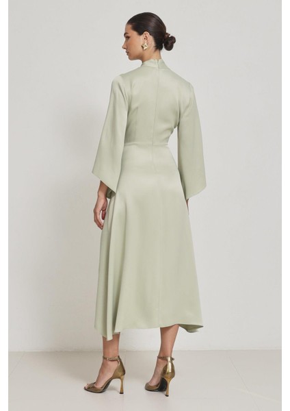 Nil Yeşili V Yaka Bel ve Kol Detaylı Midi Boy Elbise